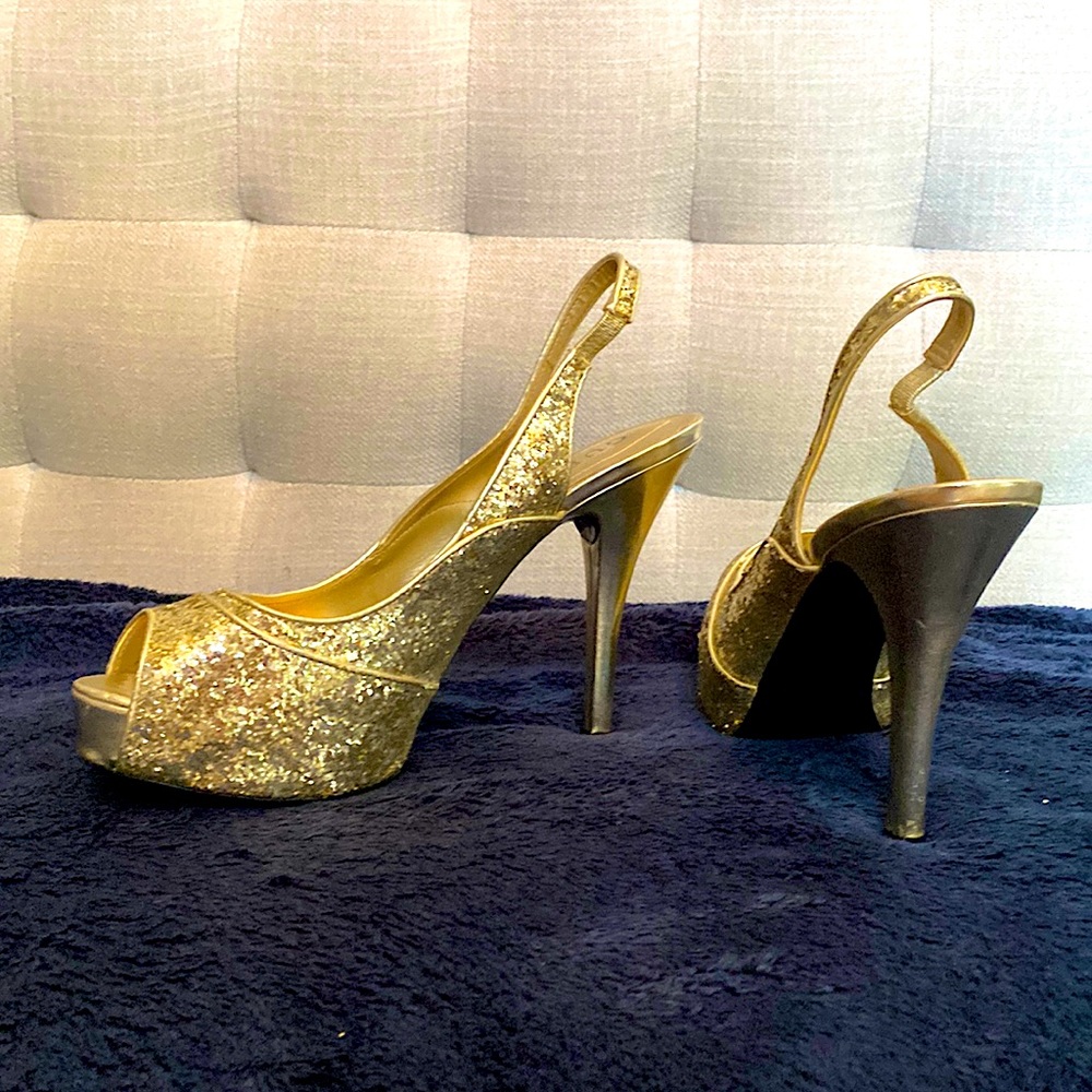 ✨Gold, Glittery, Guess heels✨ 8 1/2